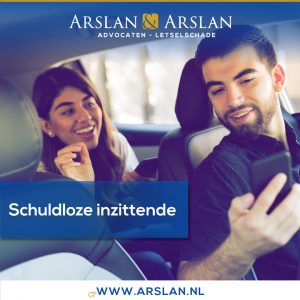 Auto inzittende en chauffeur