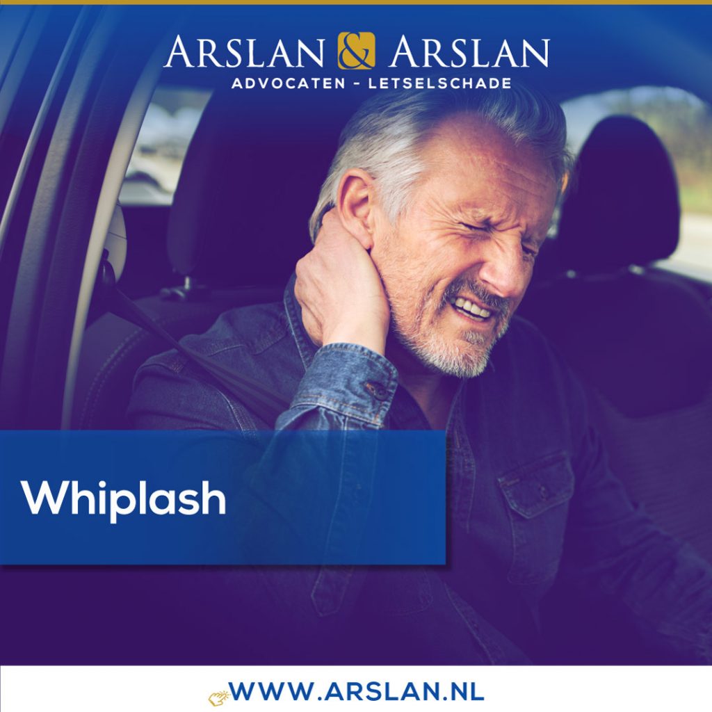 Man met whiplash in de auto na ongeluk