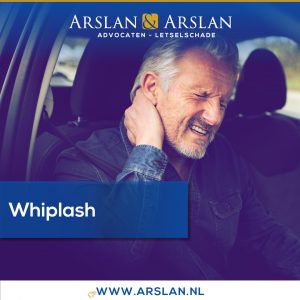 Man met whiplash in de auto na ongeluk