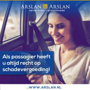 Passagier in de auto bezig met haar telefoon